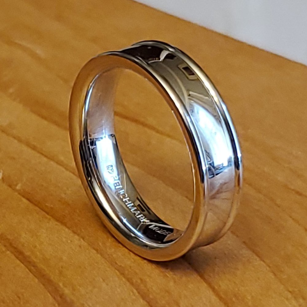 NEW CONFORT FIT BENCHMARK SIGNED RING FLOOR SAMPLE